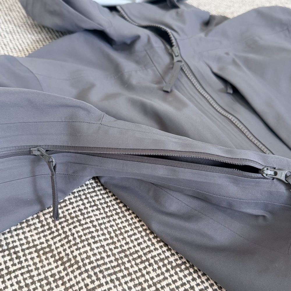Cotopaxi Women’s Hooded Rain Jacket Shell - Picture 3 of 6